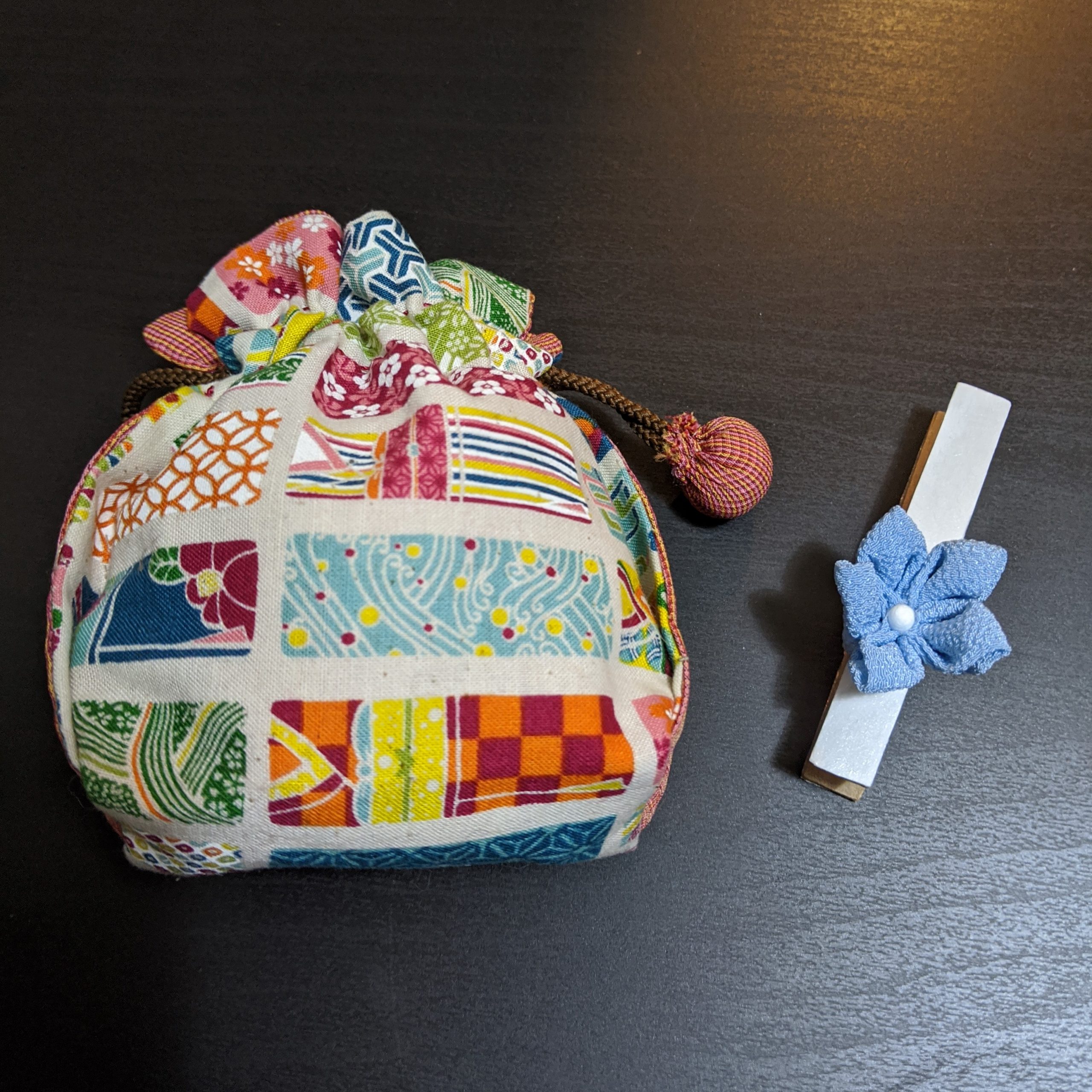 桔梗紋の旗を表現したクリップと豆巾着