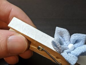 桔梗紋の旗を表現したクリップと豆巾着