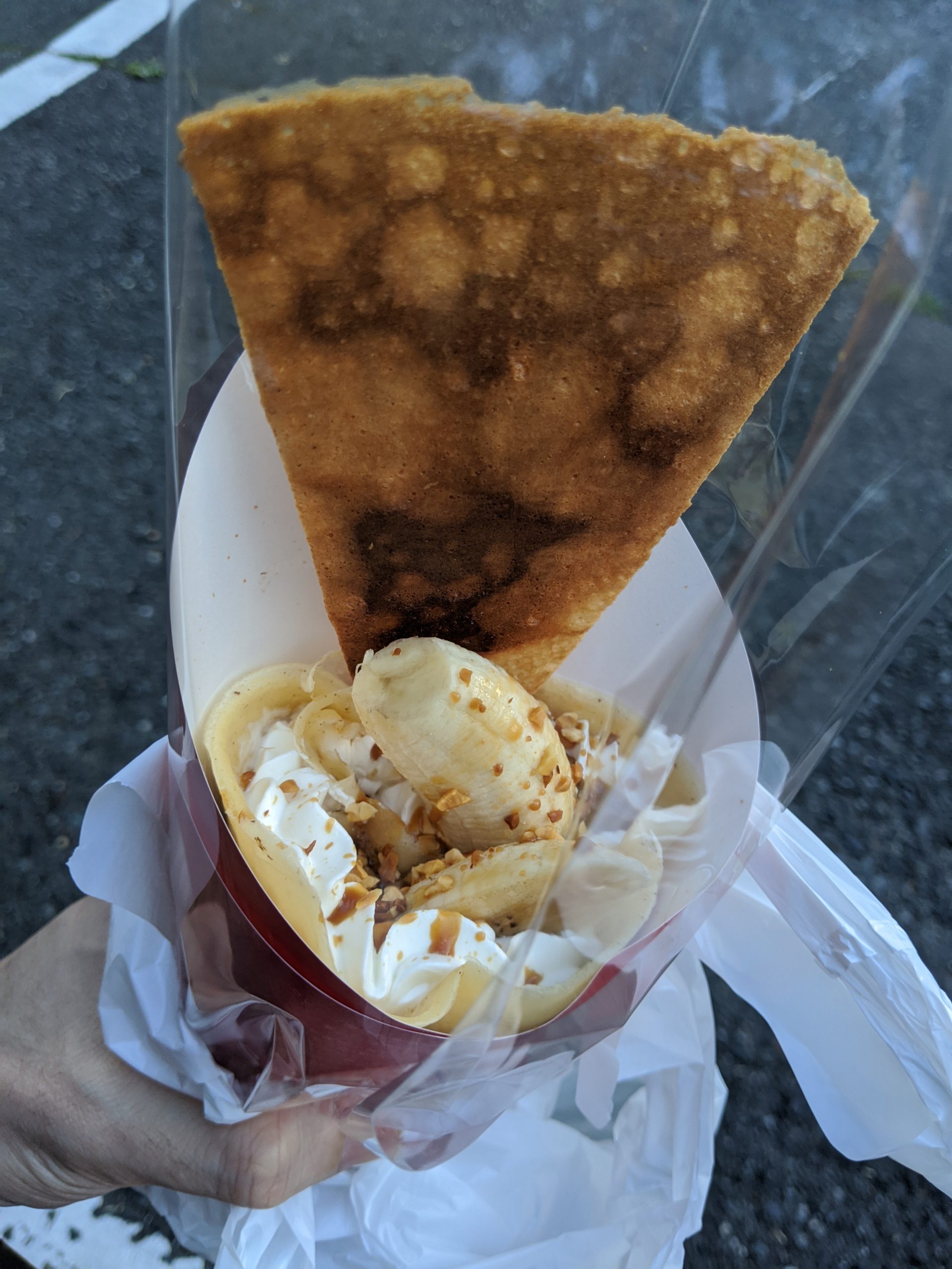 昨日、帰りにクレープ屋さんのキャラメルバナナクレープを食べました(*^^*)